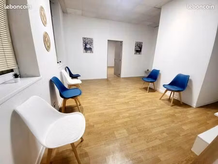bureau en rdc de 38 m2 + salle d'attente 17m2