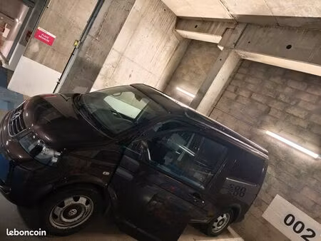 places parking sécurisés à louer avec télécommande et vidéo-surveillance. accès utilitaire