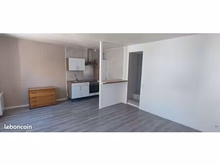 loue t2 avec terrasse 1er étage avec terrain