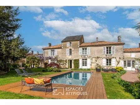 superbe propriété bourgeoise au coeur du village : élégance et confidentialité