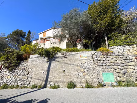 levens  maison 3 pièces  caves et terrain attenant