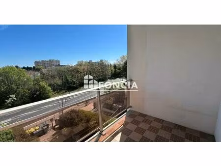 t4 traversant lumineux avec balcon saint lazare  proche corum montpellier