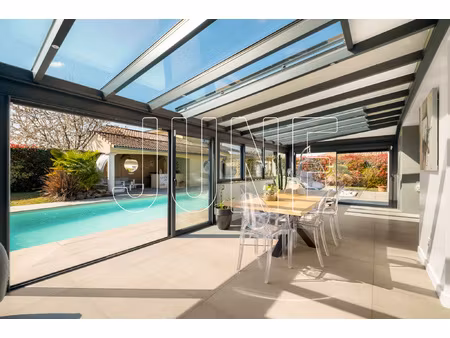 maison récente avec belles prestations et piscine