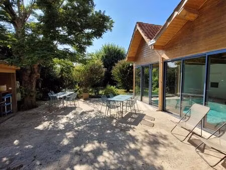 maison avec piscine et jardin