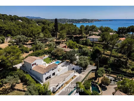 villa entièrement rénovée avec piscine et jardin
