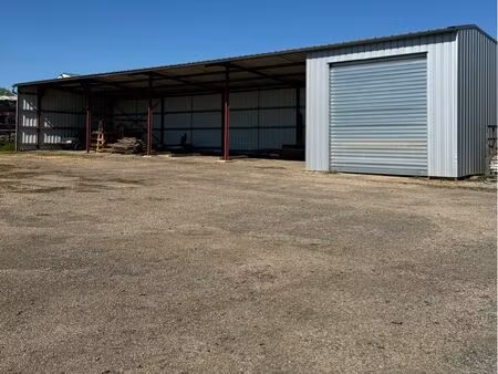 location hangar + 50m2 de local fermé et terrain