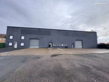 entrepôt 600 m² persan