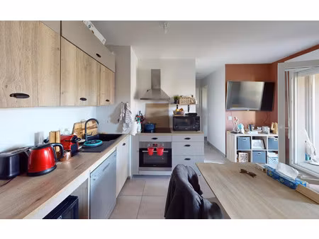 location appartement  m² t-2 à vaulx-en-velin  820 €