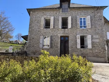 maison en pierre  de caractère  située dans le village d'eymoutiers