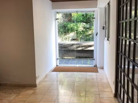 local professionnel hyper centre saint denis 60 m2