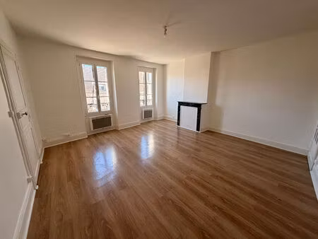 appartement 3 pièces lumineux avec charme de l'ancien