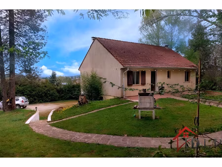 maison lumineuse avec grand terrain et 3 chambres