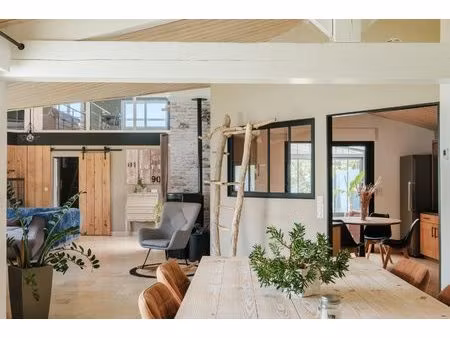 familiale aux volumes généreux et sa piscine intérieure