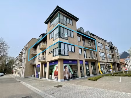 instapklaar drieslaapkamer-appartement in centrum evergem