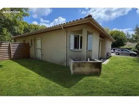 appartement t2 meublé de 60 m2 avec jardin clos de 150 m2 et parking privatif