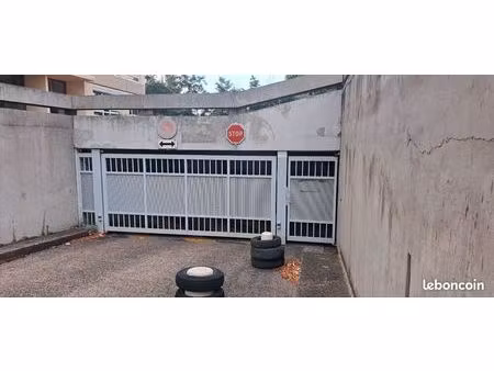 a louer garage box fermé oullins montmein