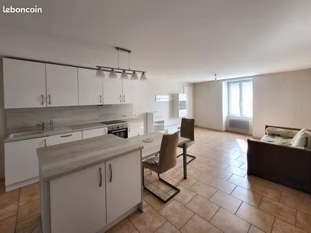 t3 meublé 74 m² rénové – centre-ville– 700 cc – sans frais
