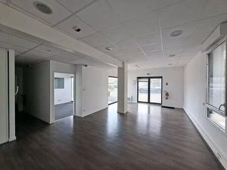 location bureaux et commerces à la roche-sur-yon (85000) : à louer / 66m² la roche-sur-yon