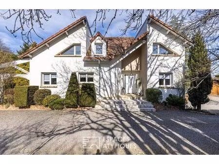 maison familiale avec piscine et vue panoramique sur les monts