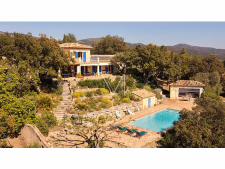 villa provençale  vue exceptionnelle   piscine et dépendance