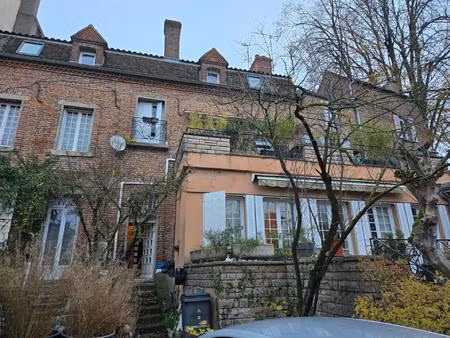 placé dans un des plus beau quartier de louhans  magnifique appartement rénové avec charme