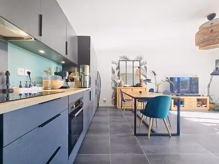 appartement t3 de 2022 - balcon - 2 places de stationnement