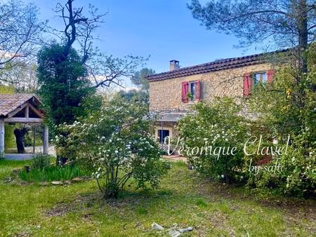 superbe mas de 130m2 avec piscine et pool house posé sur un terrain paysagé de 3290m2