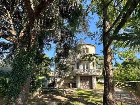 maison située au cœur de la ville de nogaro d'environ 140m² sur un terrain de 700m² avec g