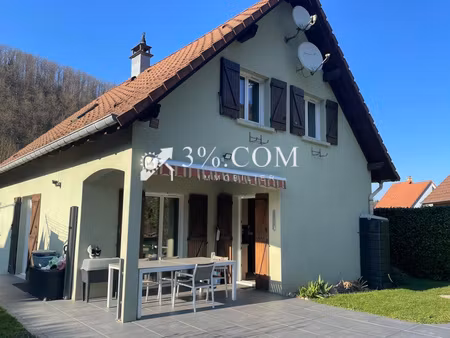 maison familiale 5 pièces de 97 m² au calme avec piscine et jardin.