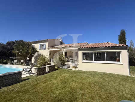 villa avec piscine dans un quartier prisé à valréas