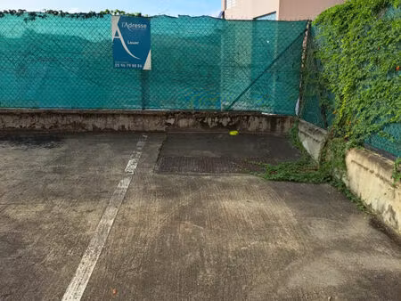 location parking / box  5.00m²  les trois