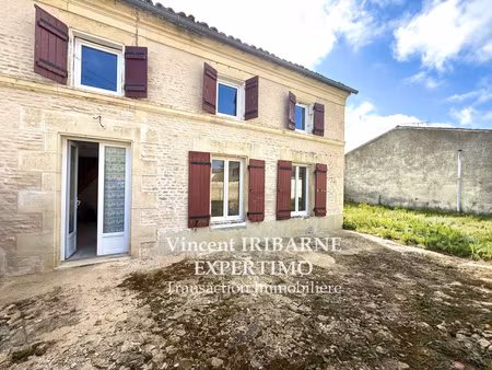 maison en pierre  3 chambres  garage et jardin.