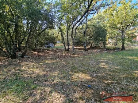 a regusse  joli terrain boisé de 1500m2 environ au calme