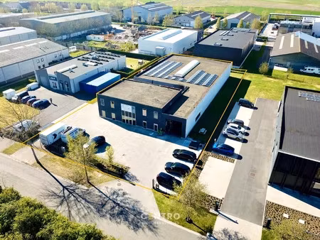 instapklaar bedrijfsgebouw (bj. 2009) bestaande uit geïsoleerde magazijn  kantoren en een 