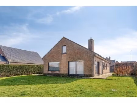 vrijstaande woning  alles gelijkvloers  met garage en tuin.