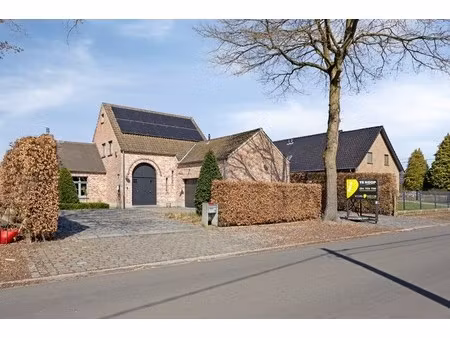 landelijke woning met 3 slpks en poolhouse  rustig gelegen op 780 m² te beverlo !