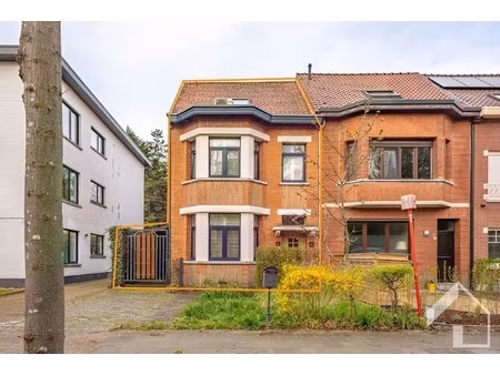 authentieke gerenoveerde gezinswoning met 3 slaapkamers in centrum brasschaat