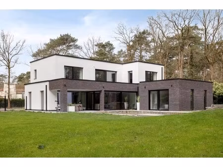 riante villa met bijgebouw en aangrenzende bouwgrond op uniek perceel