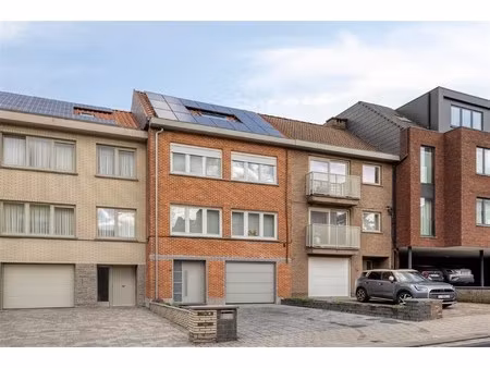 gezinswoning met 3 slaapkamers  tuin en garage in rustige straat