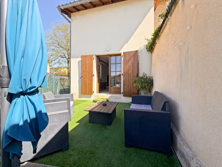 charmante maison de village avec terrasse au cœur du centre  à deux pas des commodités et 