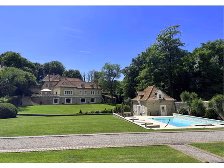 belle demeure ancienne sur un parc de 7 500m² avec dépendance et piscine.