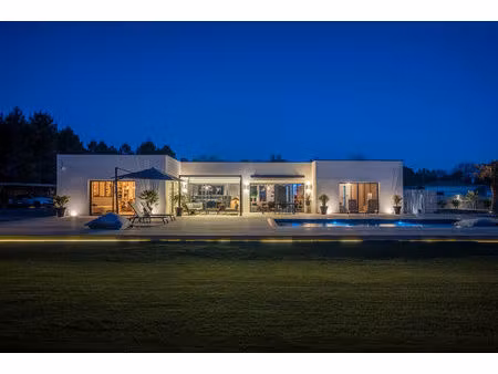 exclusivité - villa contemporaine de plain-pied avec dépendance  piscine chauffée et prest