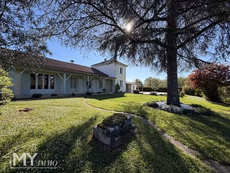 st andre et appelles : maison traditionnelle avec jardin  piscine et garages.