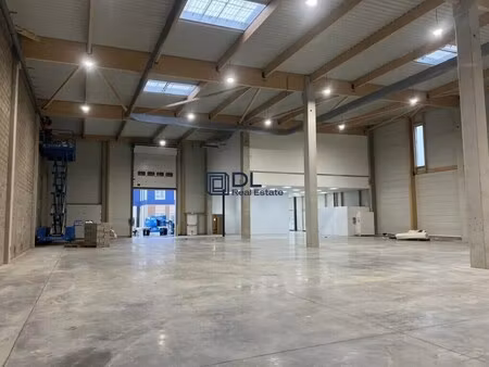 location entrepôt 823 m²