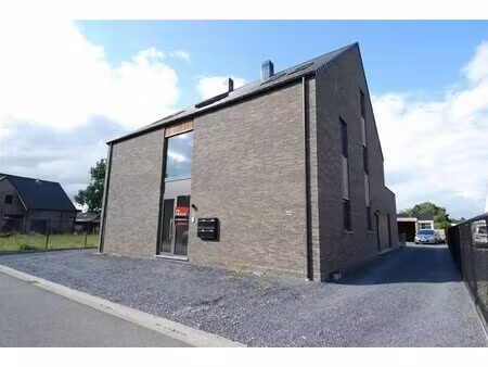 duplex-appartement met 2 slaapkamers en bureau  terras  autostaanplaats en kelderberging.