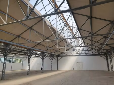 location local d'activités 2 048 m²