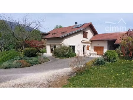 maison individuelle avec grand terrain  au calme