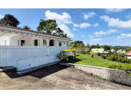 location maison  782 m² t-3 à sainte-rose  1 000 €