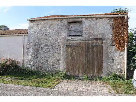 brouage centre -ancienne écurie à rénover avec jardin