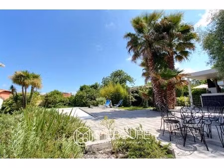 belle maison avec grand jardin et piscine